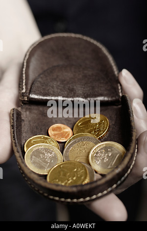 Hand, die selektiven Fokus Geld Währung Europa verschlissene Leder Geldbörse mit Euro-Münzen Stockfoto