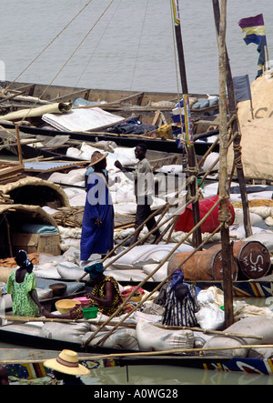 Traditionelle Holzboote transportieren Güter auf dem Niger in Mali. Stockfoto