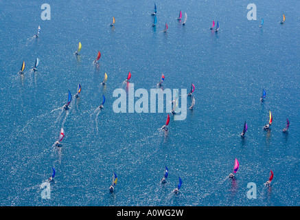 Luftaufnahme. Yachten im Solent racing. Aus der Isle Of Wight. Rund um die Insel-Rennen. VEREINIGTES KÖNIGREICH. Stockfoto