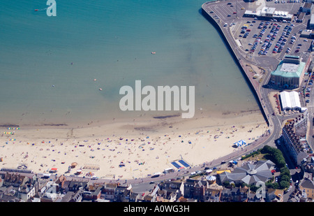 Luftaufnahme von Weymouth Strand, Meer und Pavilion Theatre. Menschen am Strand. Heißen, sonnigen Tag in Dorset. VEREINIGTES KÖNIGREICH. Stockfoto