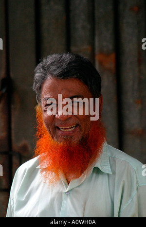 eine Orange bärtiger Mann aus myanmar Stockfoto