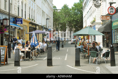 Cafés und Restaurants auf einen verkehrsberuhigten Bereich der Museum Street, London Stockfoto
