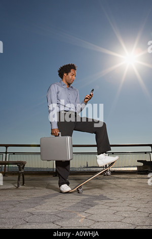 Geschäftsmann auf einem skateboard Stockfoto