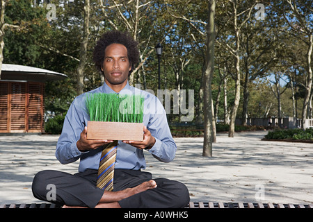 Menschen, die meditieren in einem park Stockfoto