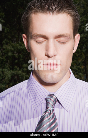 Geschäftsmann mit geschlossenen Augen Stockfoto