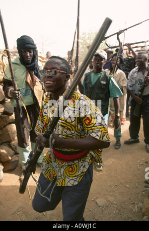 Ein Dogon-Mann mit einem Steinschloss Gewehr beteiligt sich an einer Dorf-Prozession und Feier zu Ehren des scheidenden NGO-Hilfe-team Stockfoto