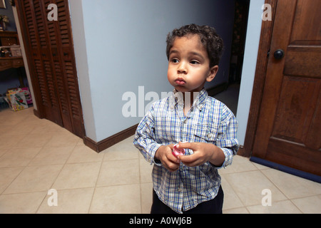 Afroamerikanische Junge von zwei Jahren zu Hause Stockfoto