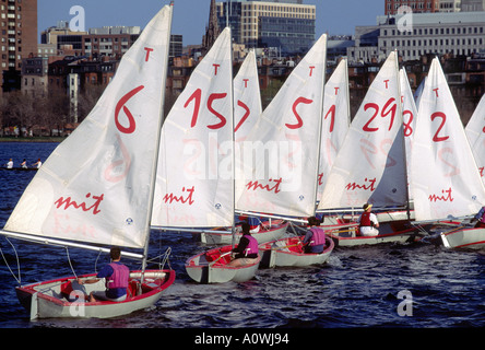 Das Massachusetts Institute of Technology auf den Charles River in Cambridge Club Regatta Segeln Stockfoto