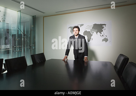 Geschäftsmann in einem Konferenzraum Stockfoto