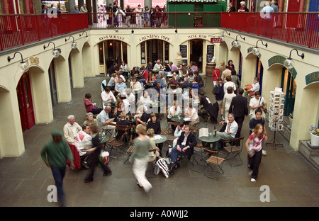 ENGLAND LONDON Wine Bar und Restaurant im überdachten Bereich des Covent Garden market Stockfoto