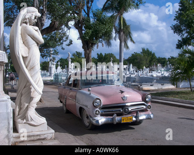 Kuba-Havanna-Chevrolet parkte vor Marmor oder Stein Engel in Havanna Hauptfriedhof Nekropole Doppelpunkt Stockfoto