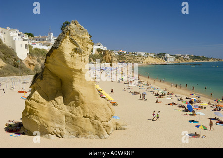 Portugal Algarve Albufeira Strand (Praia de Peneco) und Blick auf die Stadt Stockfoto