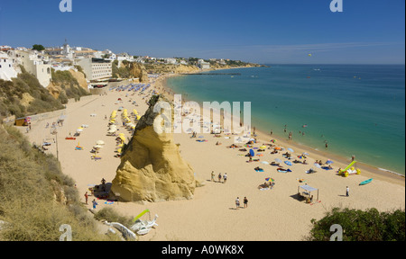 Portugal Algarve, Albufeira Strand (Praia de Peneco) und Stadt Stockfoto