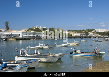 Portugal Algarve; Angelboote/Fischerboote auf dem Fluss Gilao; Stadt Tavira im Hintergrund Stockfoto
