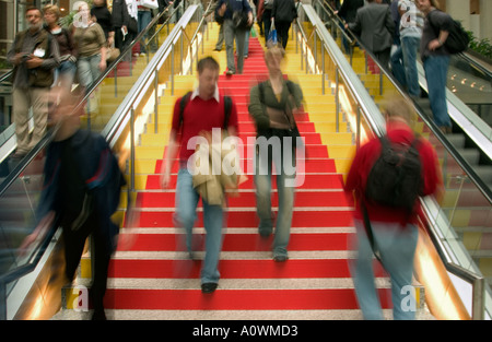 Besucher auf Treppen und Treppen auf dem Foto-Messe Photokina 2004 in Köln Stockfoto