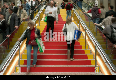 Besucher auf Treppen und Treppen auf dem Foto-Messe Photokina 2004 in Köln Stockfoto