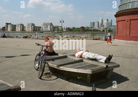 United Kingdom, England, London. Sonnenanbeter an einem heißen Sommertag in Greenwich Stockfoto