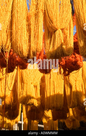 Stoff, die Trocknung bei der Färber-Souk in Marrakesch, Marokko Stockfoto