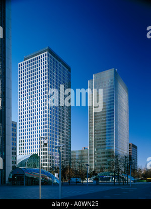 Canary Wharf, Docklands, London. 40 Bank Street mit 25 Bank Street im Hintergrund. Architekt: César Pelli und Mitarbeiter Stockfoto