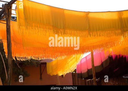 Gefärbte Gewebe trocknen bei der Färber-Souk in Marrakesch, Marokko Stockfoto