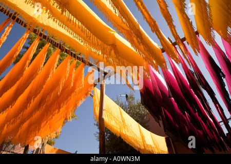 Gefärbte Gewebe trocknen bei der Färber-Souk in Marrakesch, Marokko Stockfoto
