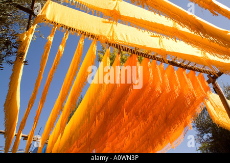 Gefärbte Gewebe trocknen bei der Färber-Souk in Marrakesch, Marokko Stockfoto