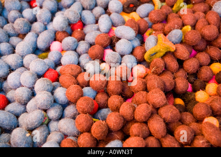 Gefärbte Filz und Stoff im Färber Souk in Marrakesch, Marokko Stockfoto