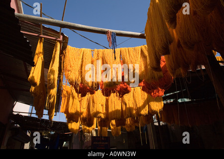 Gefärbte Gewebe trocknen bei der Färber-Souk in Marrakesch, Marokko Stockfoto