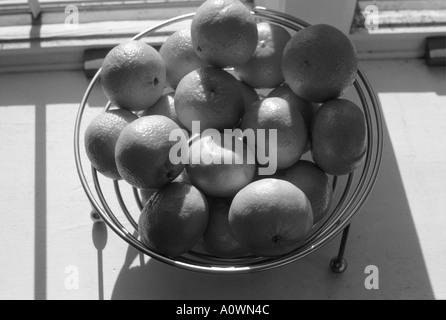 Schale von Orangen in schwarz / weiß Stockfoto