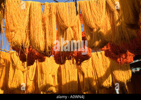 Gefärbte Gewebe trocknen bei der Färber-Souk in Marrakesch, Marokko Stockfoto