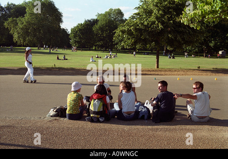 United Kingdom, England, London. Gruppe junger Freunde bei männlichen Hyde Park in Richtung Serpentine lake Stockfoto