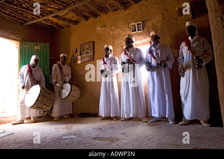 Gnaoua Musikern in ihrem Dorf am Rande der Sahara in Marokko Stockfoto