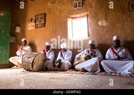 Gnaoua Musikern in ihrem Dorf am Rande der Sahara in Marokko Stockfoto