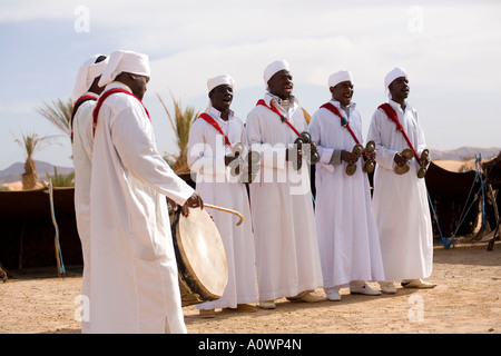 Gnaoua Musikern in ihrem Dorf am Rande der Sahara in Marokko Stockfoto