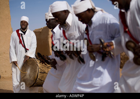 Gnaoua Musikern in ihrem Dorf am Rande der Sahara in Marokko Stockfoto