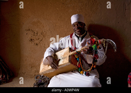 Gnaoua-Musiker in ihrem Dorf am Rande der Sahara in Marokko Stockfoto