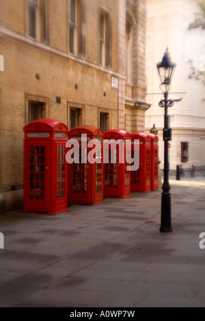 Zeile gestaltet von alten Telefonzellen in London England Stockfoto