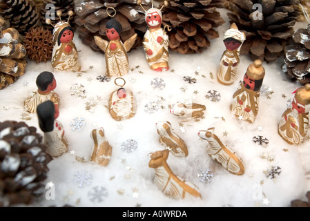 Mexikanische Weihnachtsschmuck und Krippe mit gemalten Figuren in Mexiko-Stadt Stockfoto