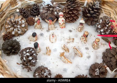 Mexikanische Weihnachtsschmuck und Krippe mit gemalten Figuren in Mexiko-Stadt Stockfoto