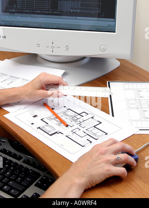 In der Nähe der Person, die auf einem Computer oder PC übersicht Pfannen eines Hauses mit einem Lineal und Bleistift auf dem Schreibtisch aus Holz sind. Die software Autocad. Stockfoto