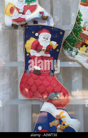 Adventskalender mit Weihnachtsmann hängen in einem Fenster Stockfoto