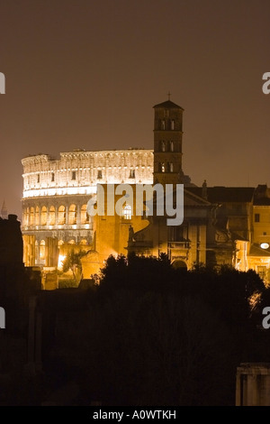 Italien Roma Rom das Kolosseum bei Nacht gesehen vom Forum Romanum. Stockfoto