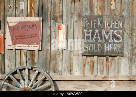 Gebrochenen Wagenrad und Replik alte Plakate an Old Tucson Studios Stockfoto