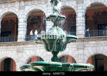 Ein Brunnen im nationalen Palast Palacio Nacional Mexiko-Stadt beherbergt Wandmalereien von Diego Rivera Stockfoto