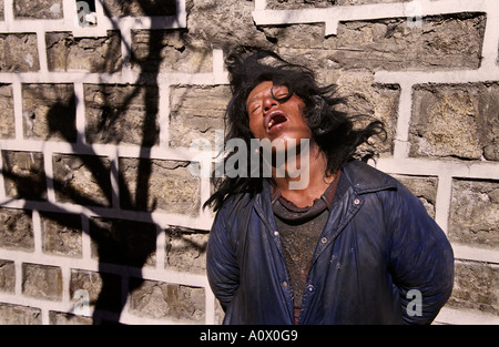 La Paz Bolivien alkoholische mittellosen Mann stützte sich bewusstlos an Wand Stockfoto