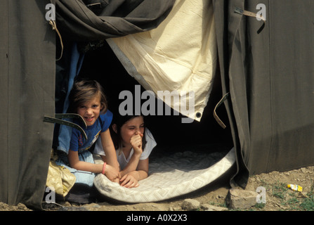 Zwei Schwestern im Armee-Camp im Flüchtlingslager eingerichtet für Kosovo-Flüchtlinge in Mazedonien Stockfoto