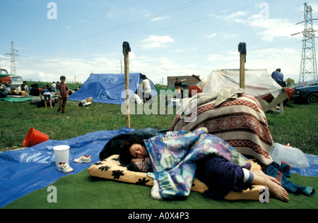 Kosovo-Albanerin schlafend auf einer Matratze im freien nach nur Flucht aus dem Kosovo nach Mazedonien während der Kosovo-co Stockfoto