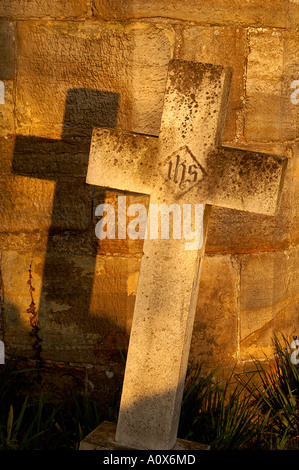 Kreuz in den Sonnenuntergang St. Marien Kirche Goudhurst Kent England Stockfoto