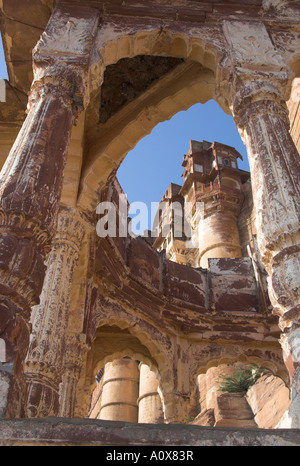 Indien Rajasthan Jodhpur die blaue Stadt Meherangarh Fort Palasttürme von unter durch einen vertikalen Steintempel Überreste gesehen Stockfoto