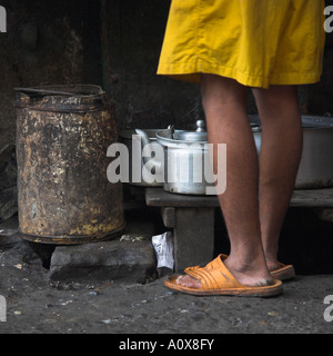 Indien West Bengal Kolkata New Market Nahaufnahme von den Beinen eines Mannes in kurzen Hosen tragen Kautschuk Hausschuhe stehen auf seiner Straße Tee Stockfoto